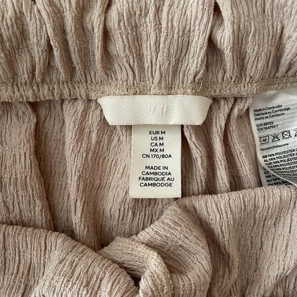 H&M Relaxed Fit Tan Textured Paperbag Shorts Size Medium EUC - Picture 2 of 3